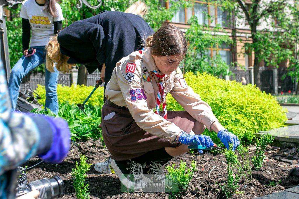 «Квітуча Галичина»: у сквері «на Валах» маленькі франківці садили квіти. ФОТО