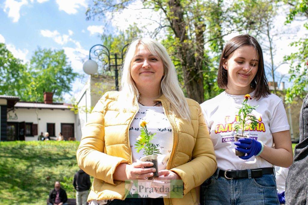 «Квітуча Галичина»: у сквері «на Валах» маленькі франківці садили квіти. ФОТО