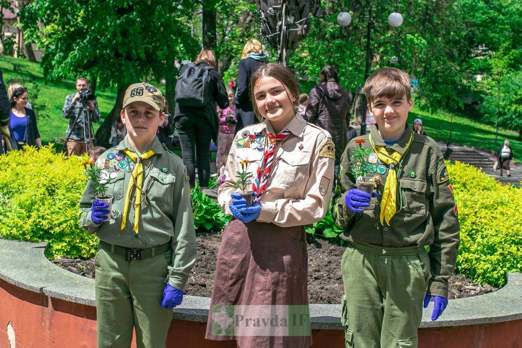 «Квітуча Галичина»: у сквері «на Валах» маленькі франківці садили квіти. ФОТО