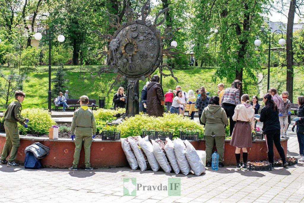 «Квітуча Галичина»: у сквері «на Валах» маленькі франківці садили квіти. ФОТО