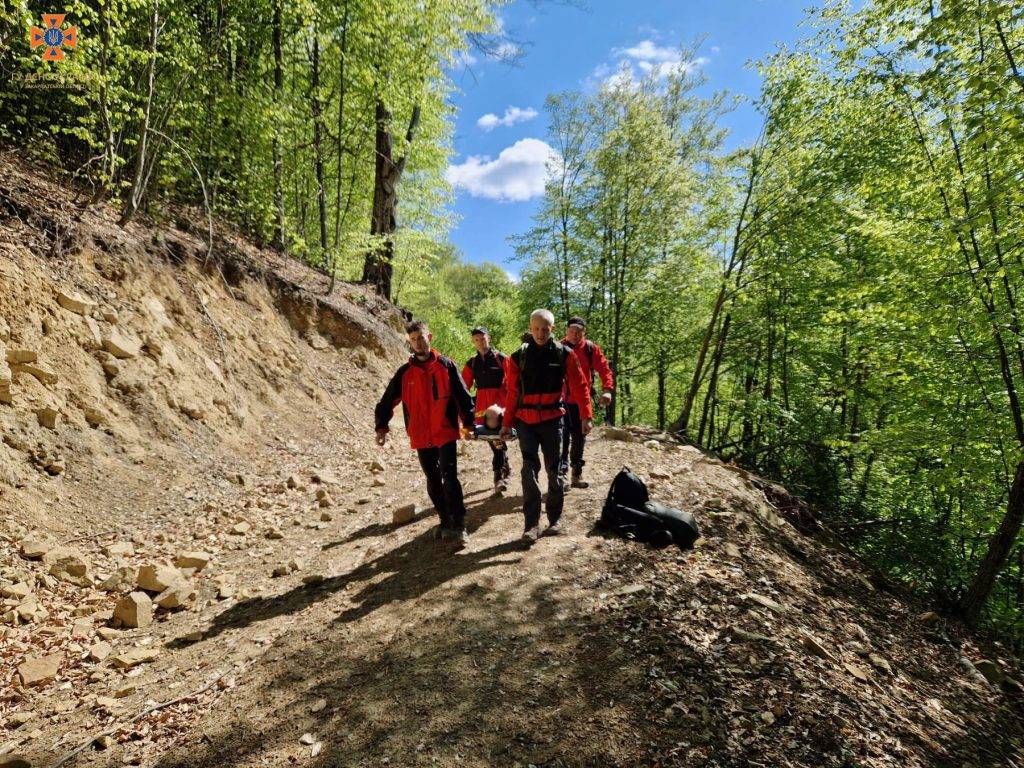 Рятувальники відшукали туриста, який тиждень на милицях підкорював Карпати
