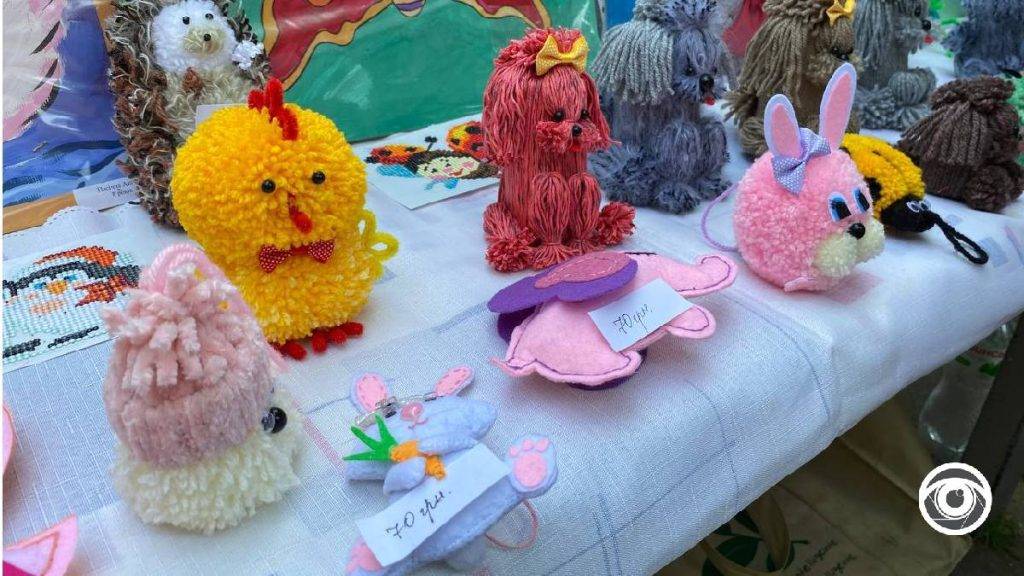 У Франківську дітки продавали виготовлені власноруч речі на підтримку ЗСУ