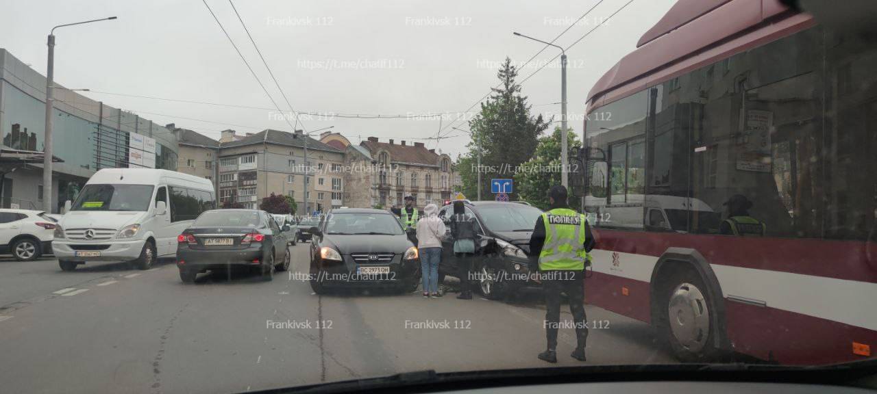 У Франківську дорогу не поділили два авто: рух транспорту ускладнено