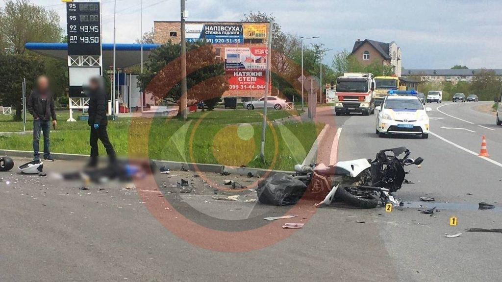 На Франківщині мотоцикліст врізався у бус, керманич двоколісника не вижив