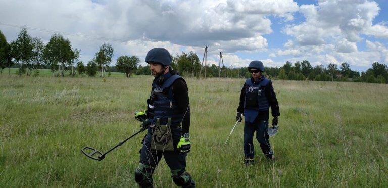 Прикарпатські піротехніки продовжують розміновувати деокуповані території України