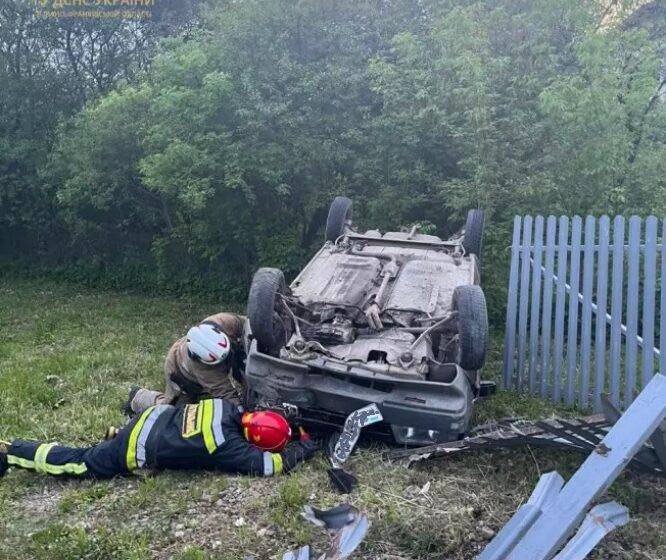 У Тлумачі перекинувся автомобіль, рятувальники ліквідували наслідки ДТП. ФОТО