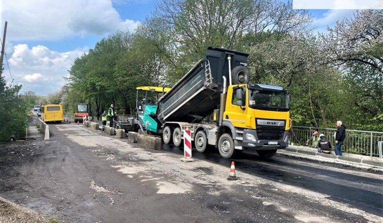 На Коломийщині асфальтують міст на дорозі держзначення