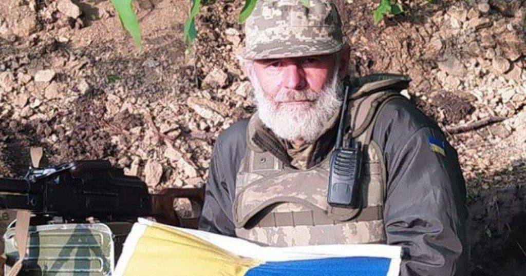 Захисник з Івано-Франківщини в перервах між боями вишив прапор України