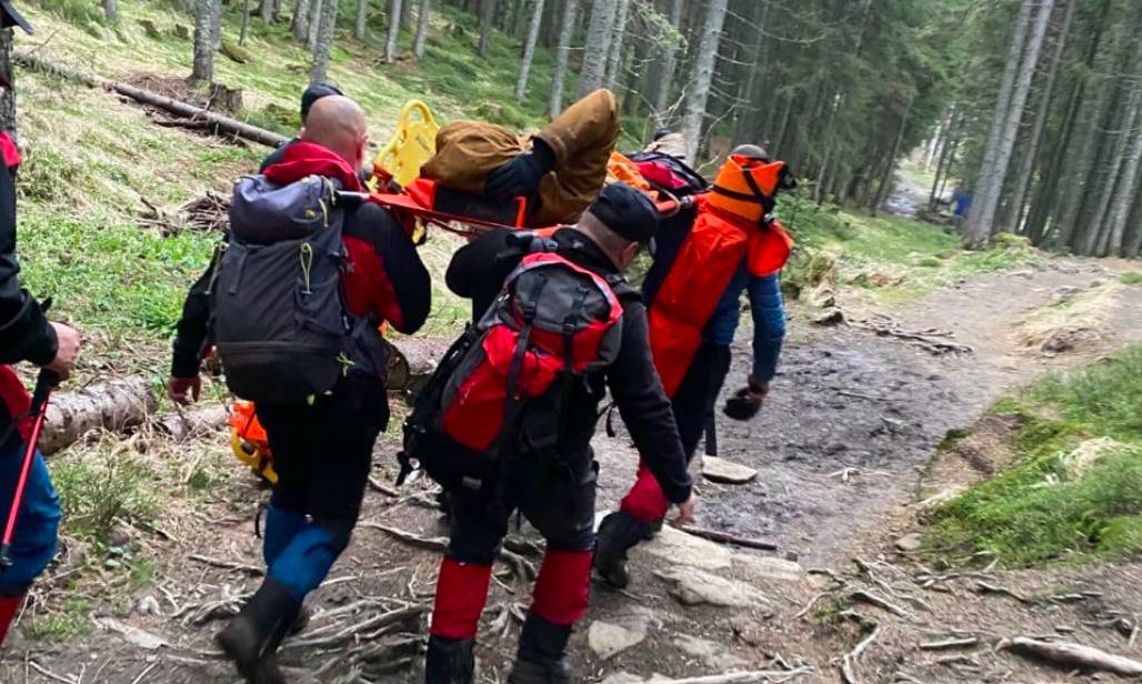 У Карпатах під час спуску зі скелі зірвалися двоє туристів