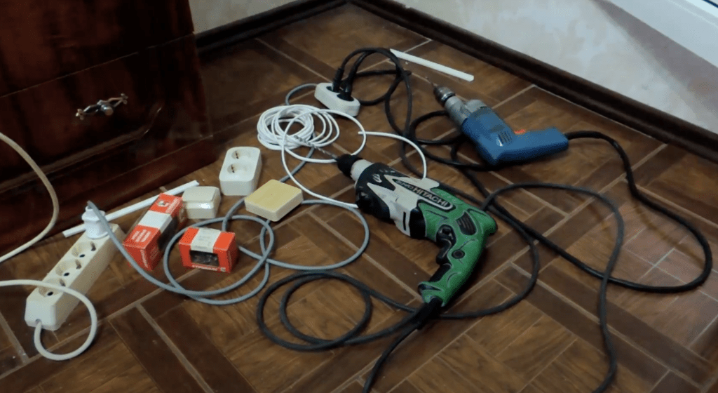 Электрические и сантехнические работы: Ключевые аспекты при обустройстве балкона под ключ