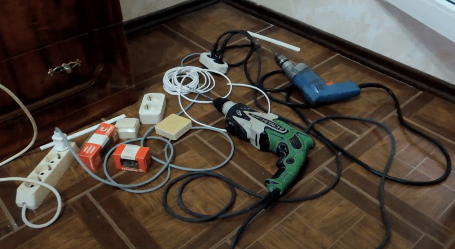 Электрические и сантехнические работы: Ключевые аспекты при обустройстве балкона под ключ