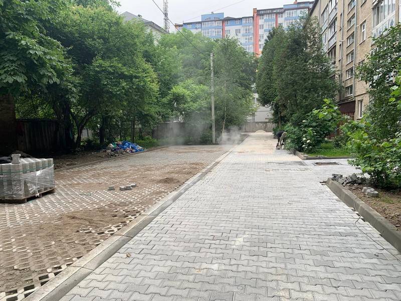 По вулиці Чорновола ремонтують ще один двір