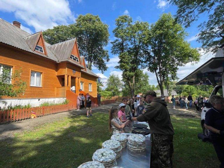 Іноземні волонтери спекли понад 900 піц та пригостили ними маленьких мешканців Богородчанщини