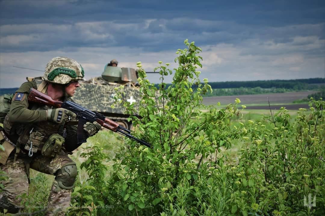 За минулу добу окупанти втратили майже 600 орків, 10 танків та один гвинтокрил Ка-52