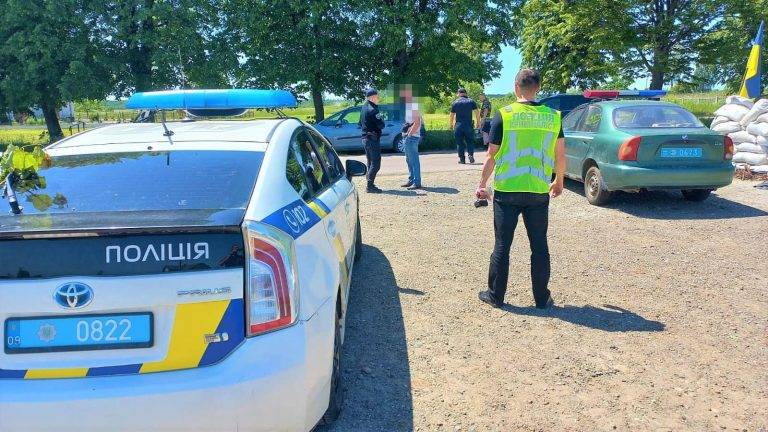 На Калущині водій намагався підкупити поліцейських. ФОТО