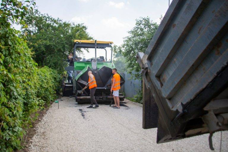 У Франківську на Каскаді асфальтують дорогу, що веде до річки