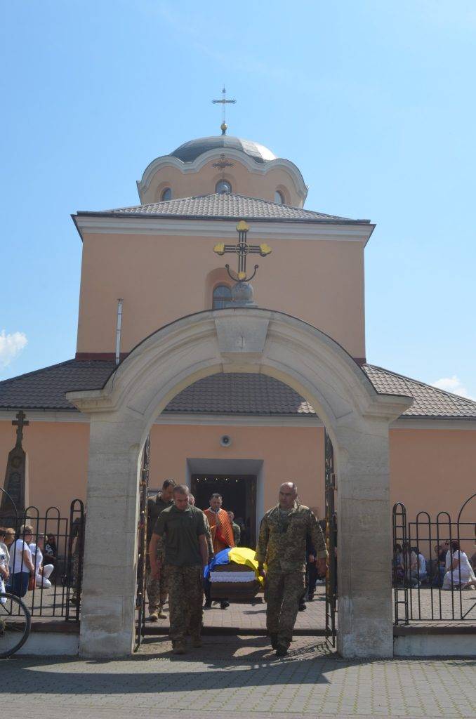 Мешканці Галича на колінах зустріли загиблого Героя Любомира Боришкевича