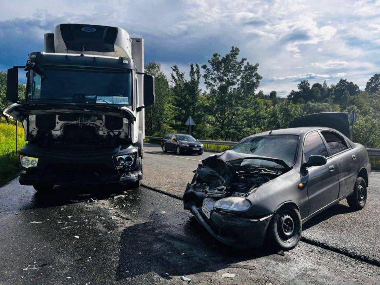 На Надвірнянщині в аварії травмувалися п'ятеро людей, зокрема — троє дітей