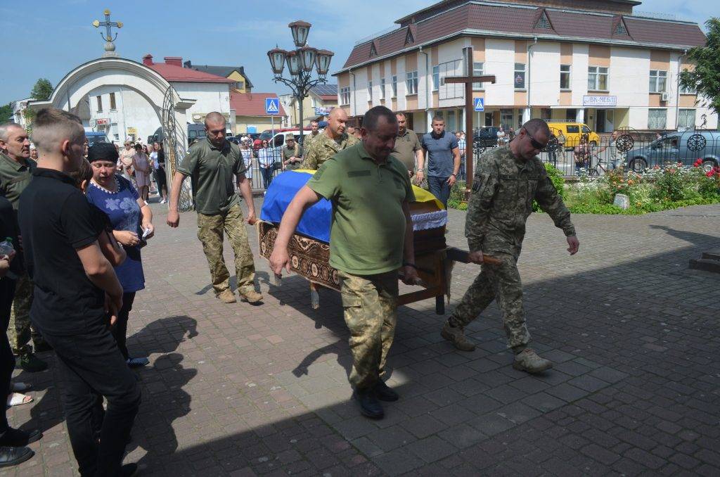 Мешканці Галича на колінах зустріли загиблого Героя Любомира Боришкевича