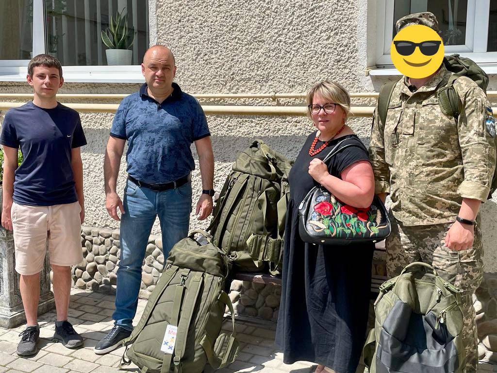 Руслан Савчук передав тактичні рюкзаки для полку коломийської «десятки»