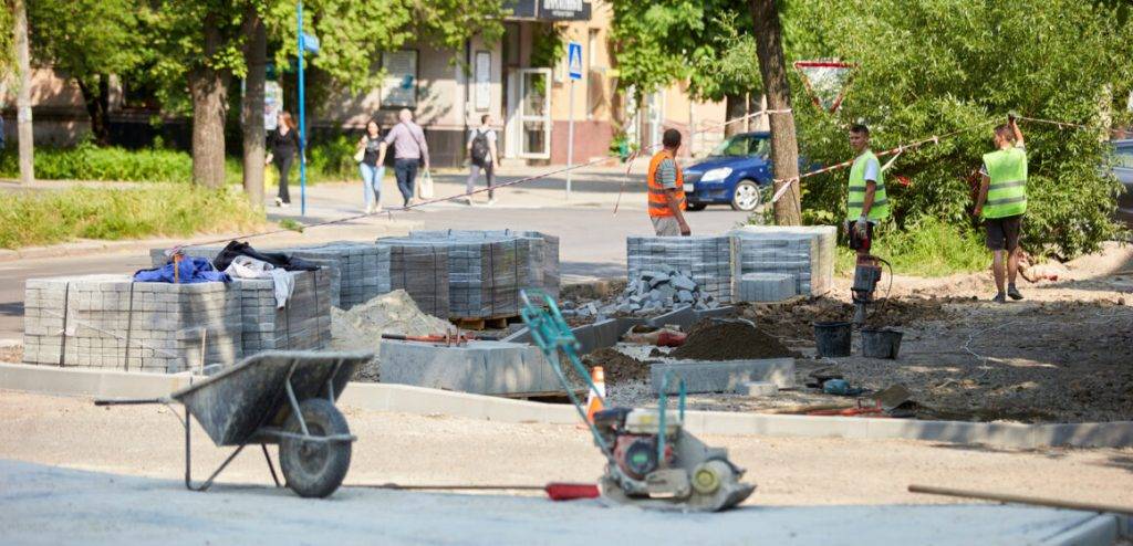 У Івано-Франківську ремонтують тротуар на вулиці Бельведерській