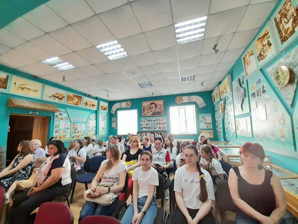 «Просвіта Прикарпаття» подарувала 32 планшети дітям-ВПО