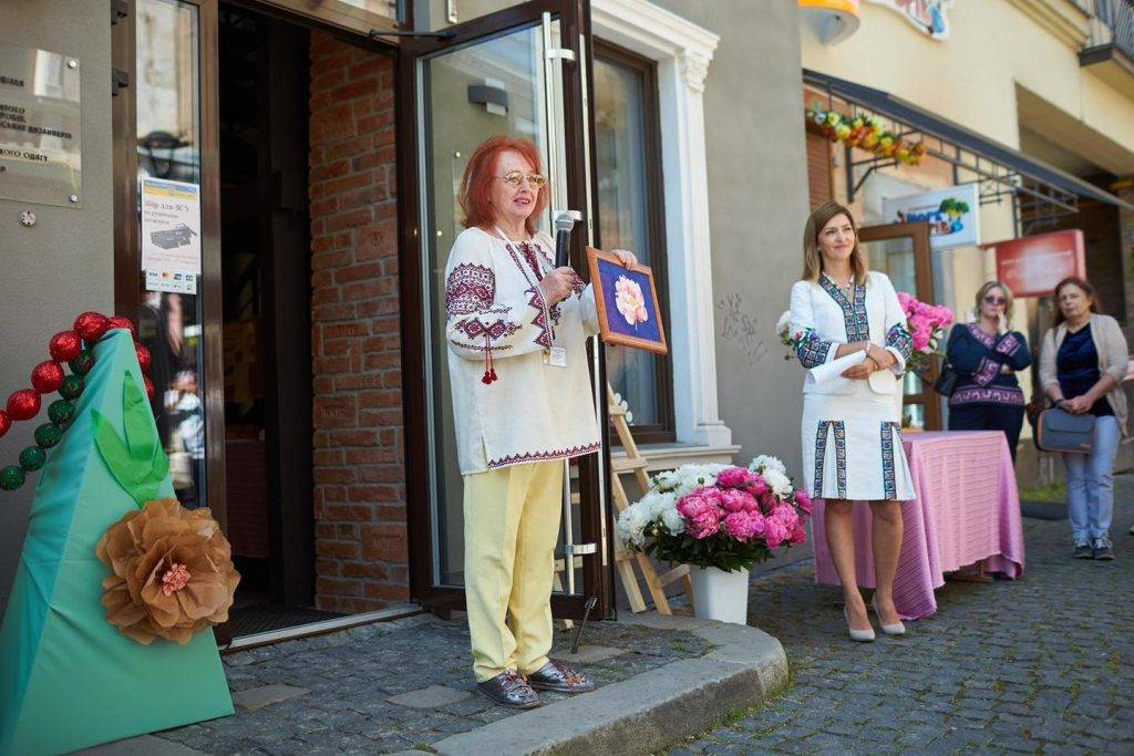 Кошти на 102 бригаду: у Франківську проводять благодійну виставку квітів