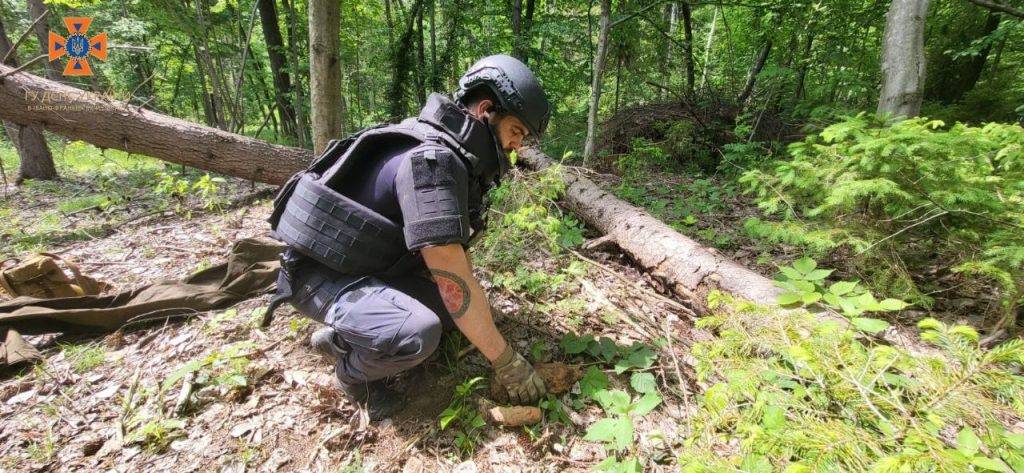 Прикарпатські піротехніки знешкодили артилерійські снаряди часів Другої світової