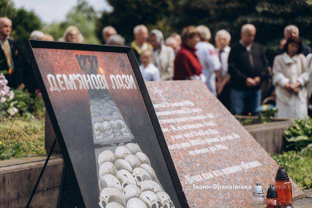 У Дем'яновому Лазі провели віче-реквієм за жертвами комуністичного терору