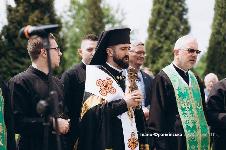 У Дем'яновому Лазі провели віче-реквієм за жертвами комуністичного терору