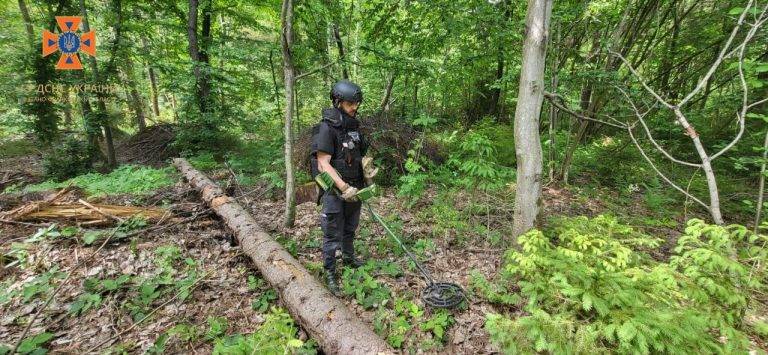 Прикарпатські піротехніки знешкодили артилерійські снаряди часів Другої світової