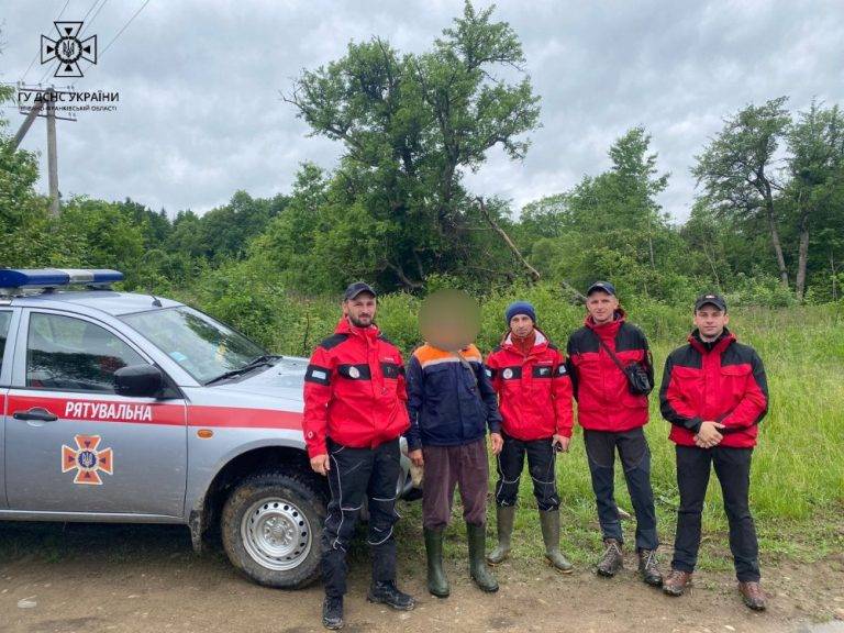 Прикарпатські рятувальники всю ніч шукали заблукалого в лісі чоловіка