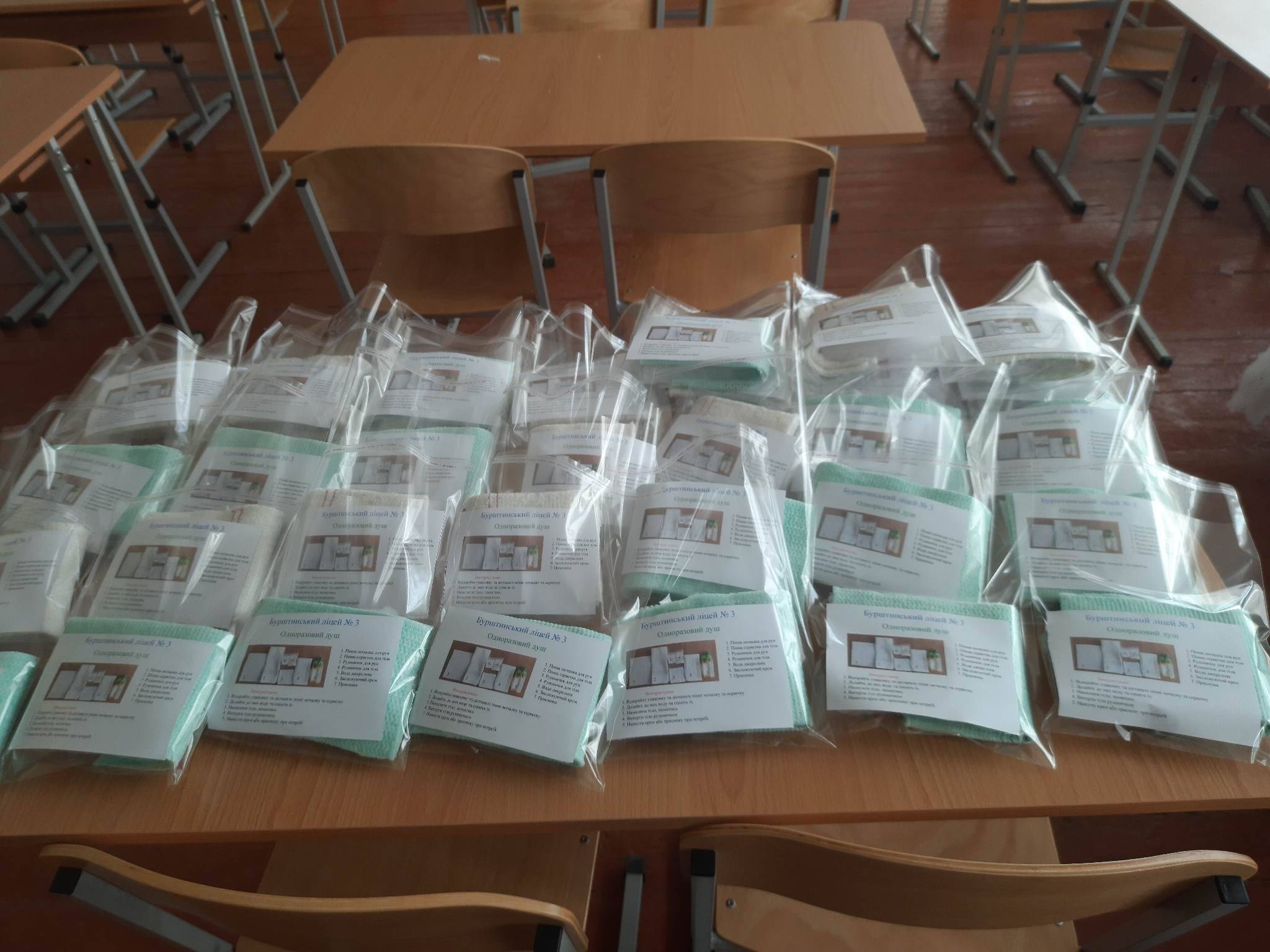 У Бурштинському ліцеї виготовляють одноразові душі для бійців,війна в україні,сухі душі для зсу