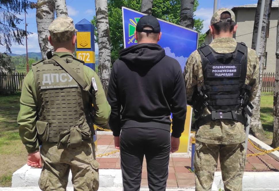 На Буковині затримали прикарпатців призовного віку, які поза пунктами пропуску намагалися перетнути кордон. ФОТО