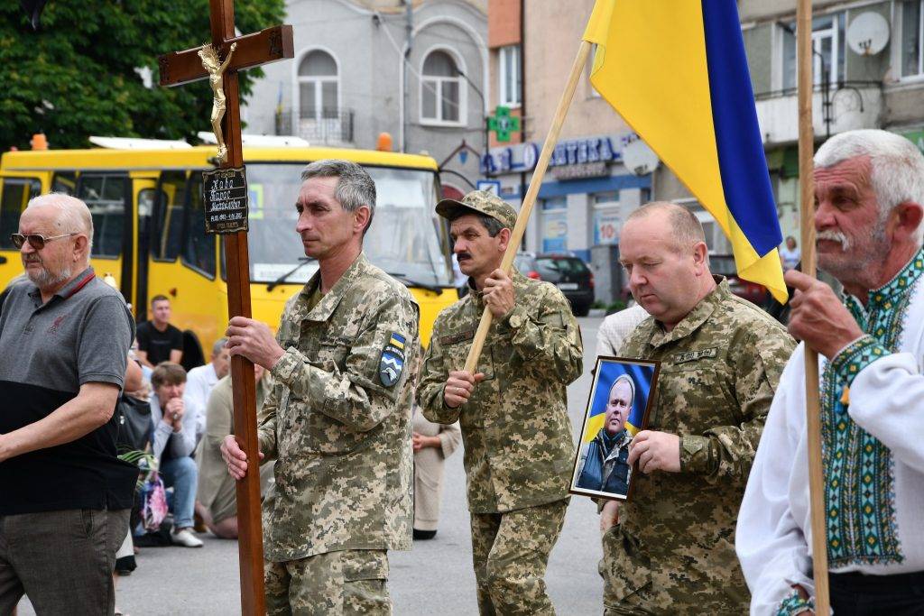 Прикарпатці на колінах зустріли скорботний кортеж полеглого Героя Тараса Кави