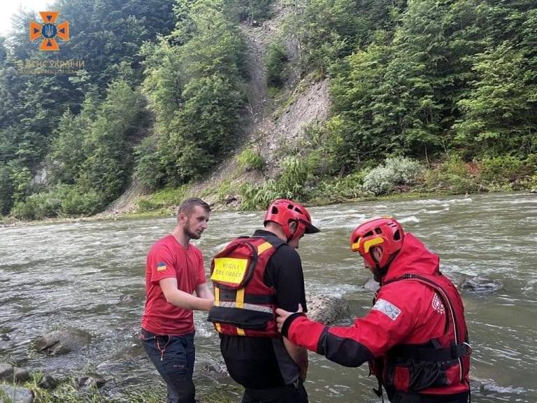 У Яремче рятувальники допомогли 17-річному хлопцю перейти річку Прут