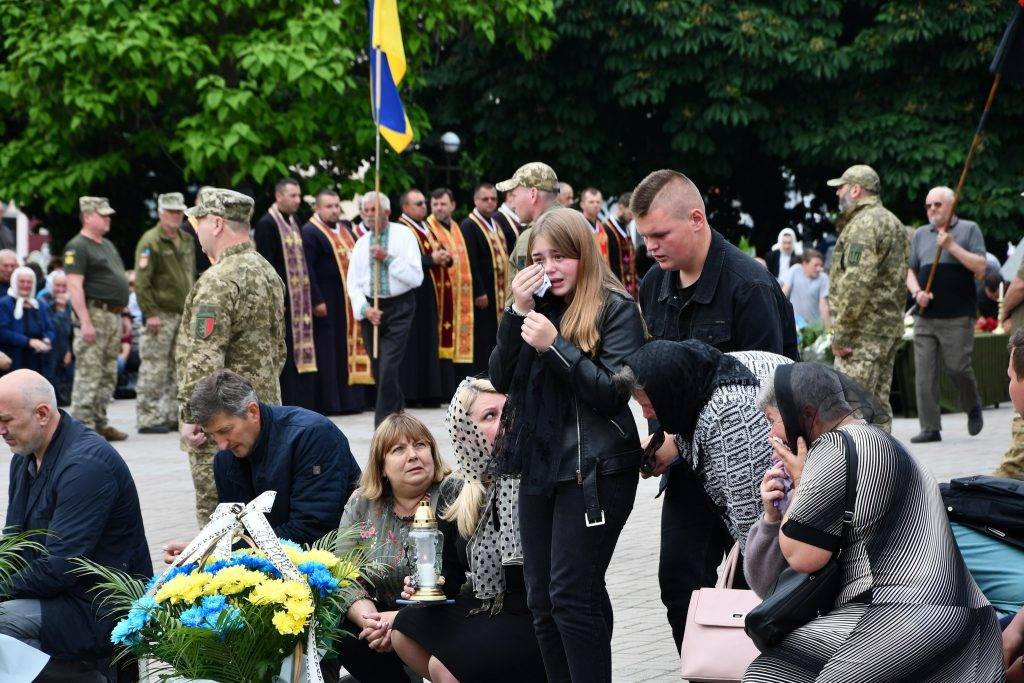 Прикарпатці на колінах зустріли скорботний кортеж полеглого Героя Тараса Кави