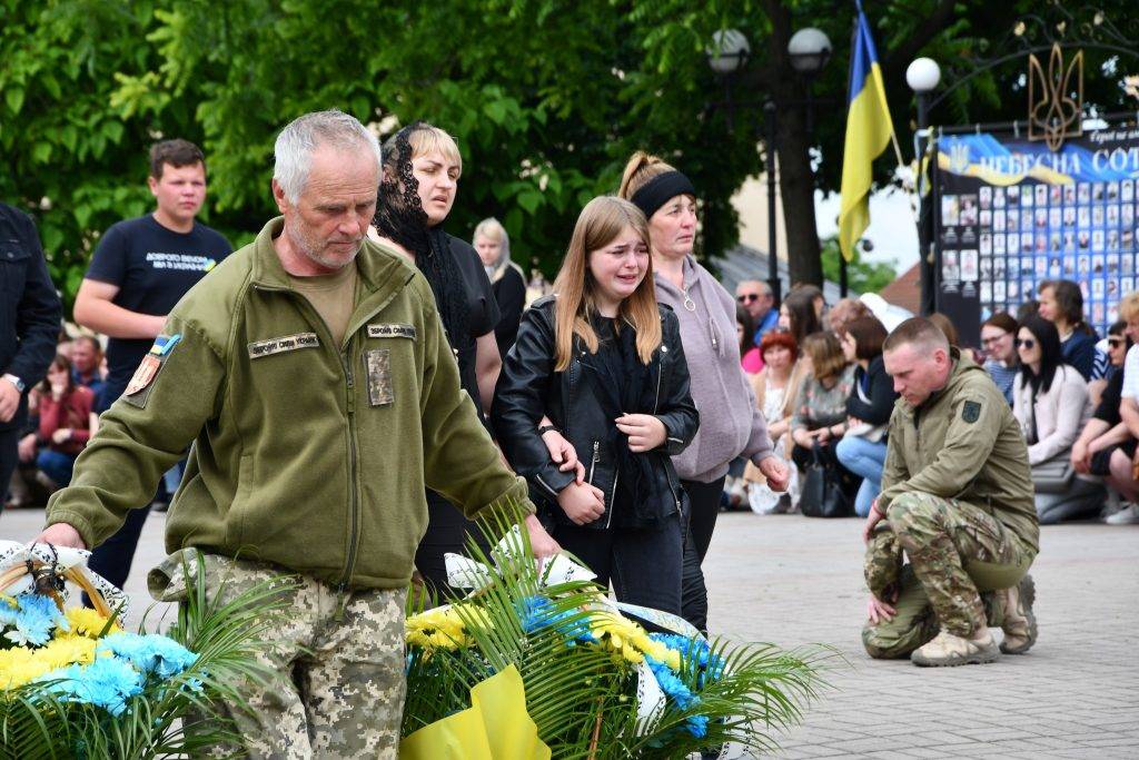 Прикарпатці на колінах зустріли скорботний кортеж полеглого Героя Тараса Кави