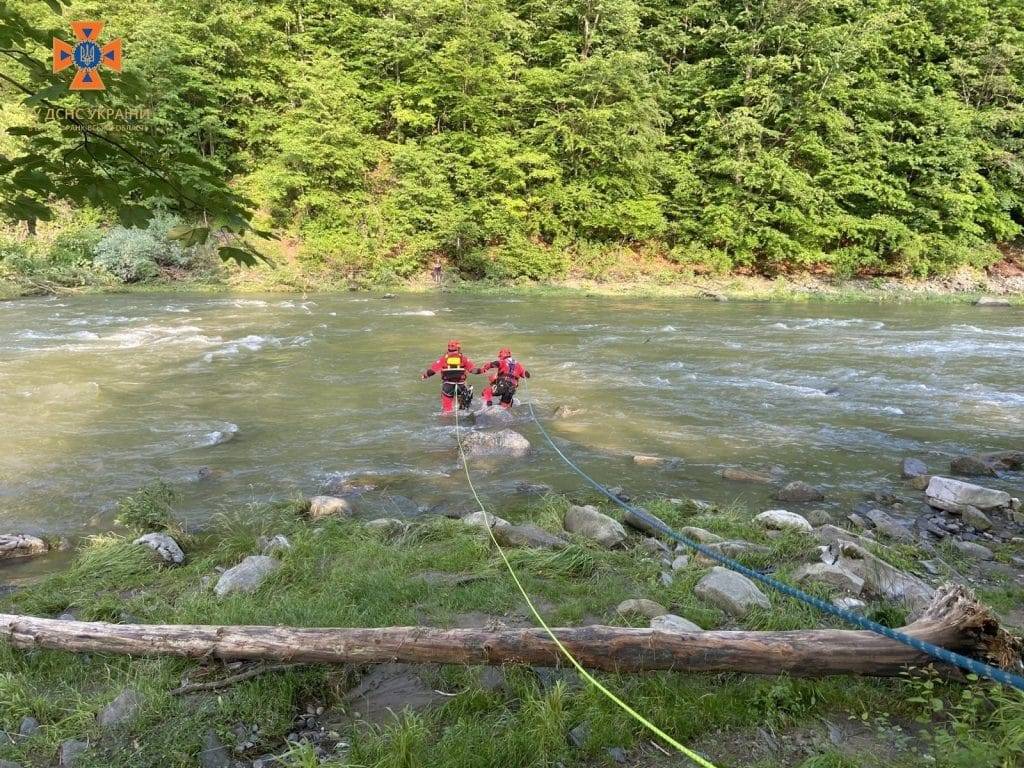 У Яремче рятувальники допомогли 17-річному хлопцю перейти річку Прут