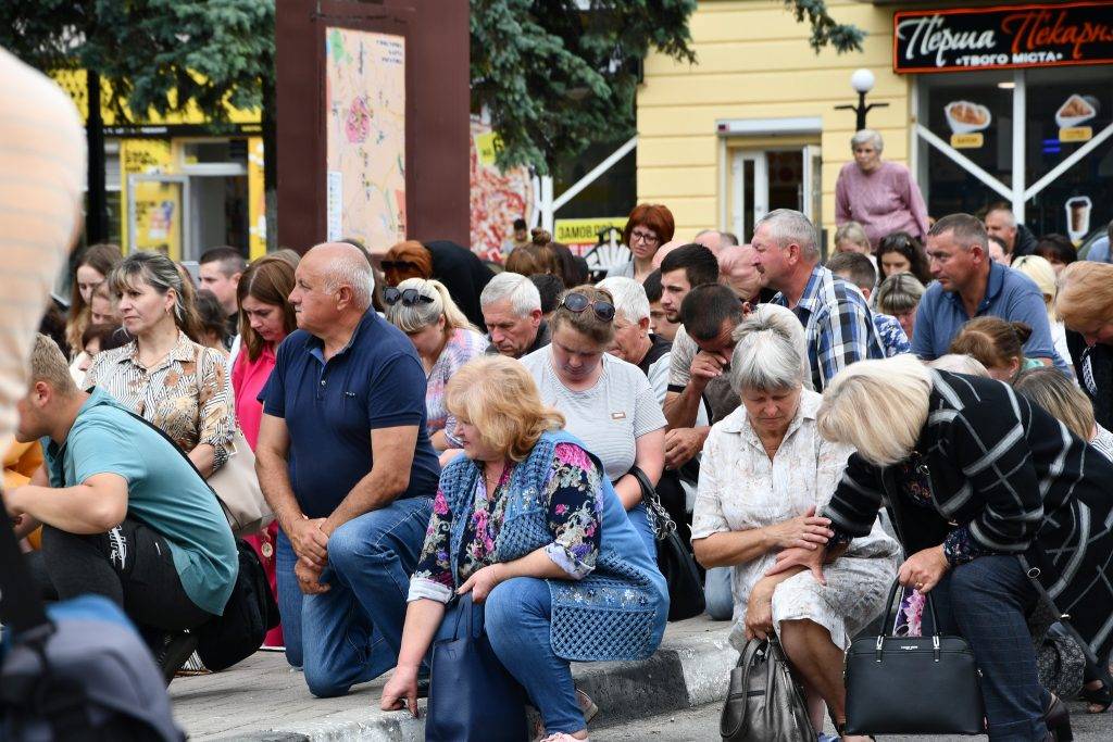 Прикарпатці на колінах зустріли скорботний кортеж полеглого Героя Тараса Кави