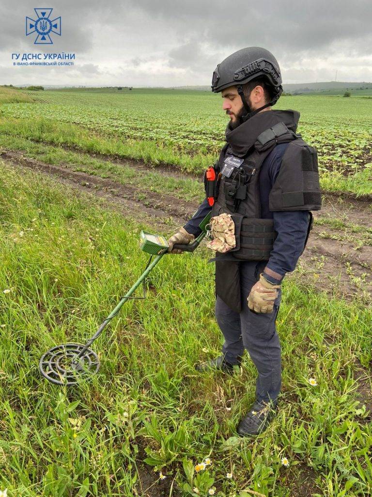 Піротехніки в Івано-Франківській області знищили застарілий артснаряд