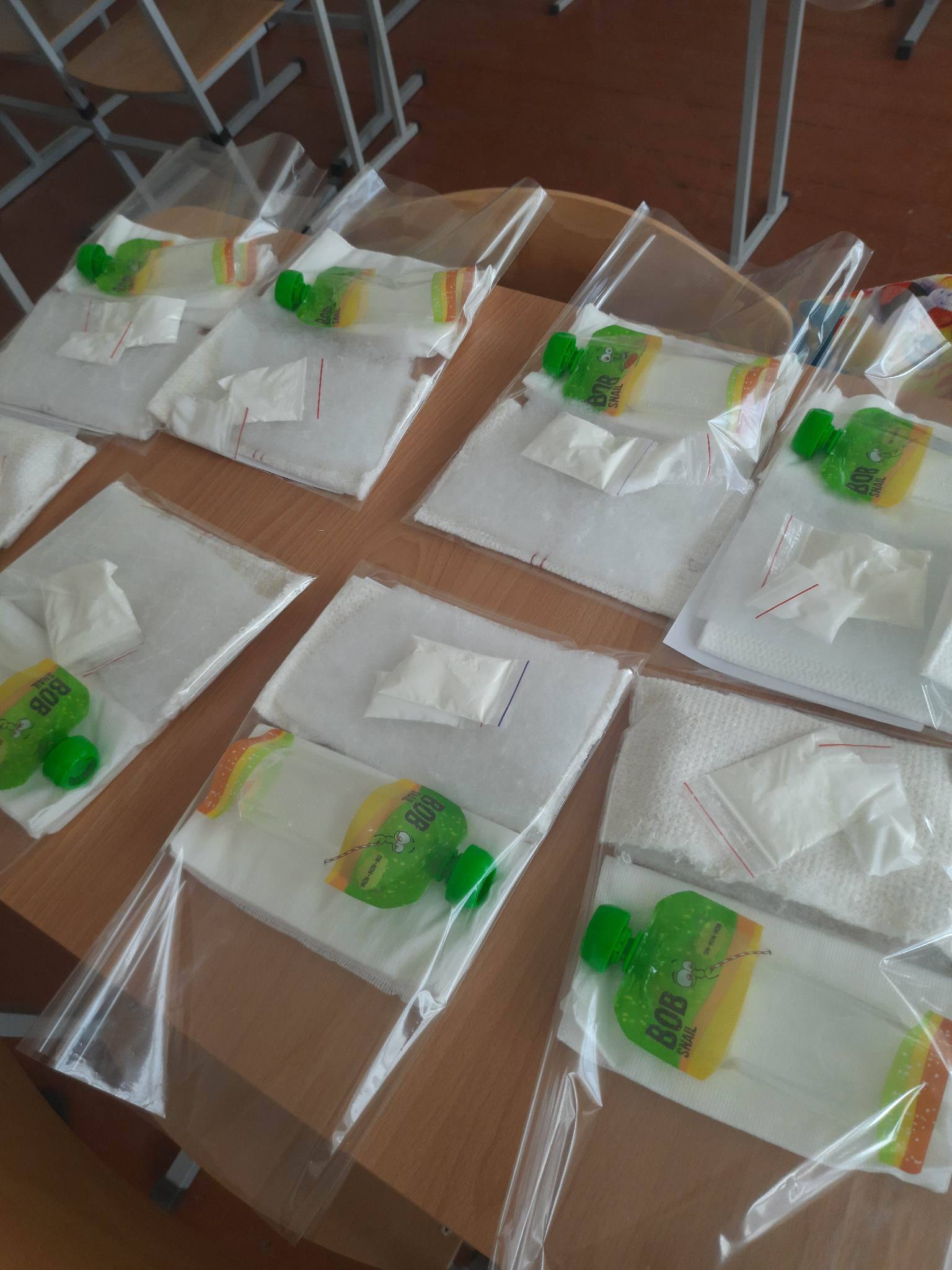 У Бурштинському ліцеї виготовляють одноразові душі для бійців,війна в україні,сухі душі для зсу