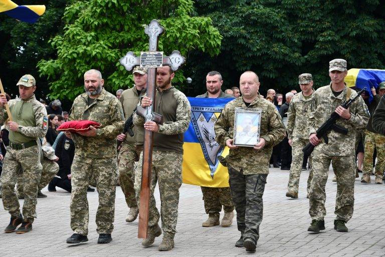 Рогатинська громада на колінах зустріла полеглого земляка-героя Андрія Батя