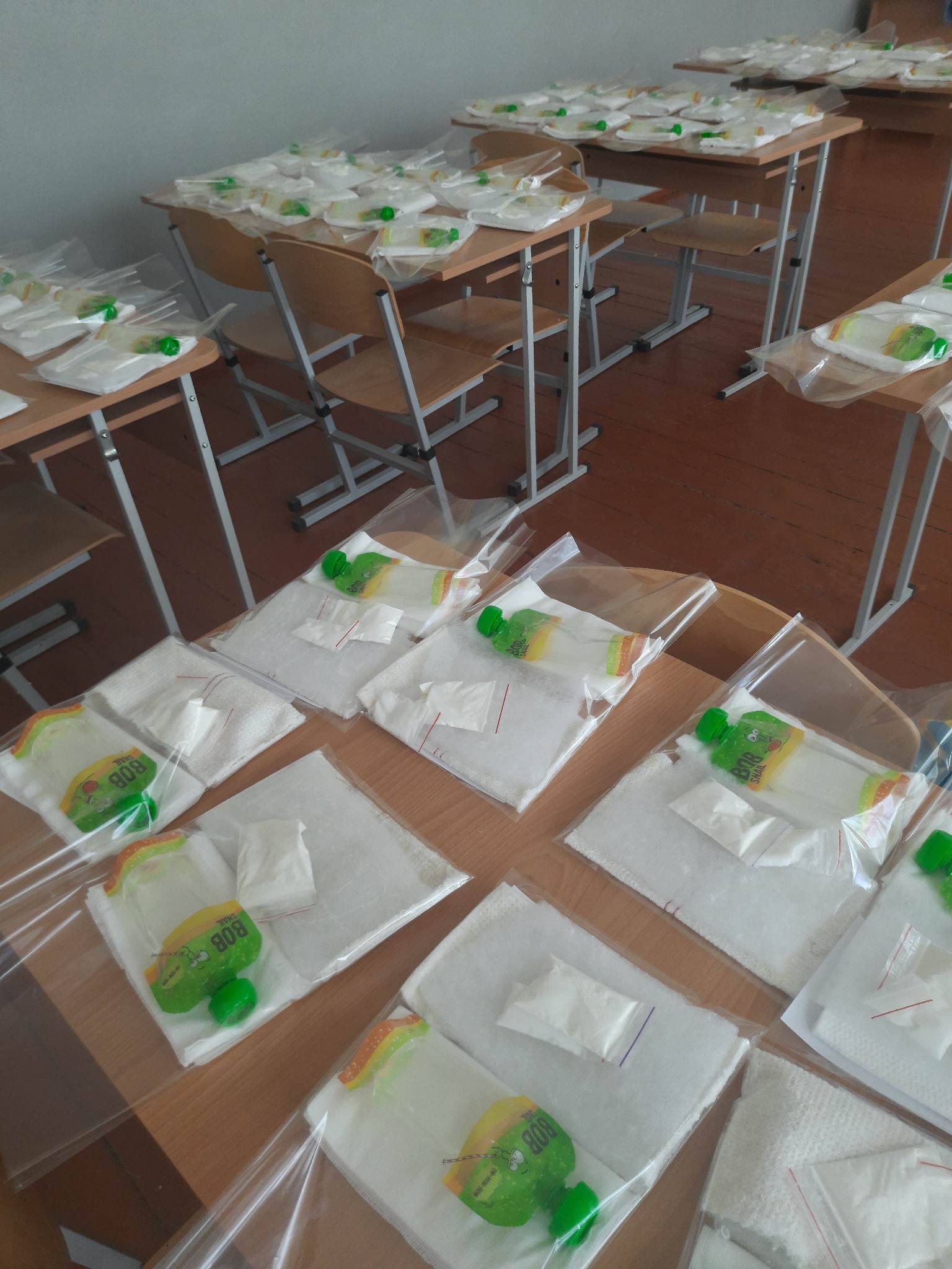 У Бурштинському ліцеї виготовляють одноразові душі для бійців,війна в україні,сухі душі для зсу