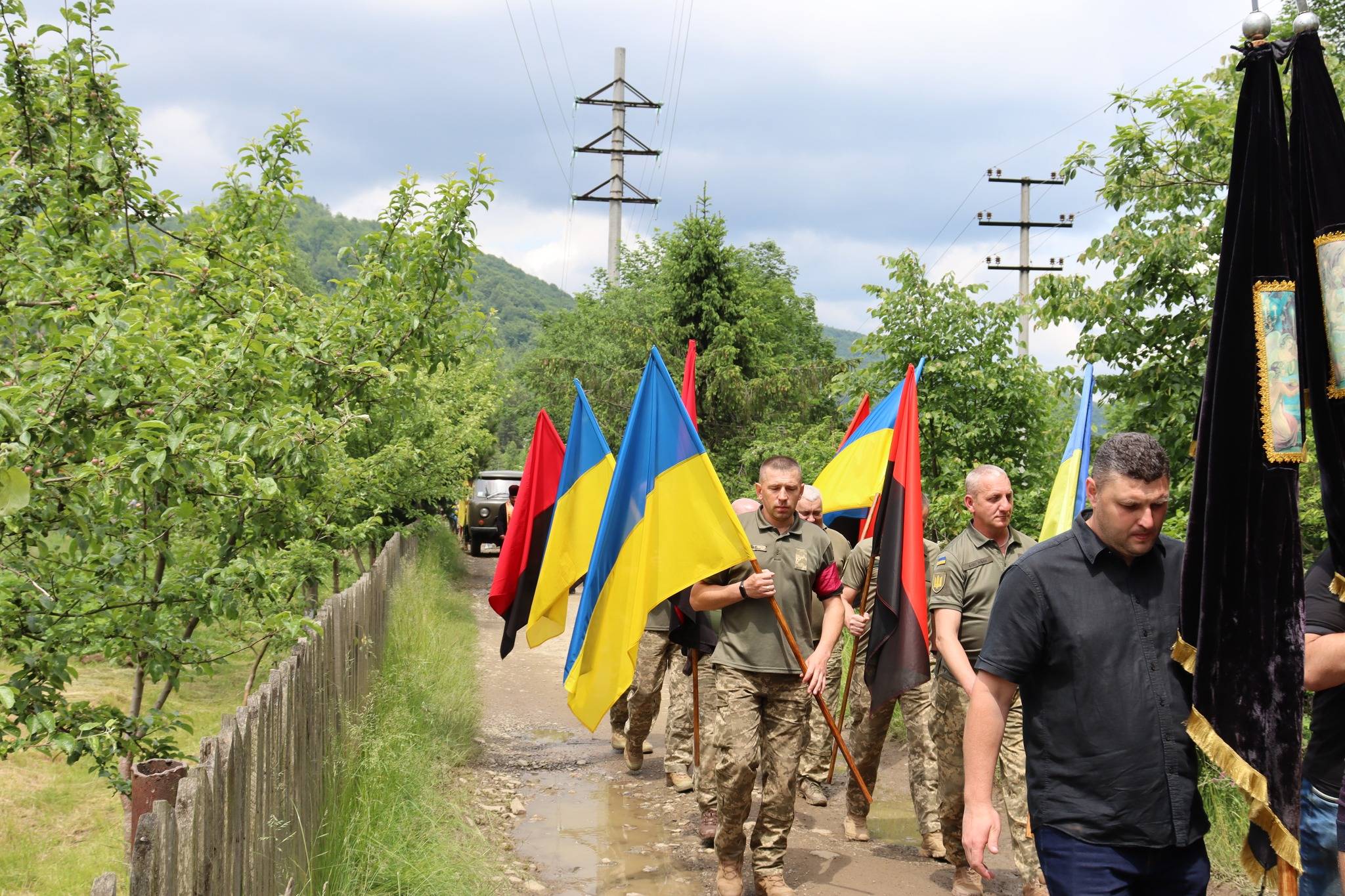 На Франківщині в останню путь провели військового Івана Микуляка,прикарпатець загинув на війні,війна в україні