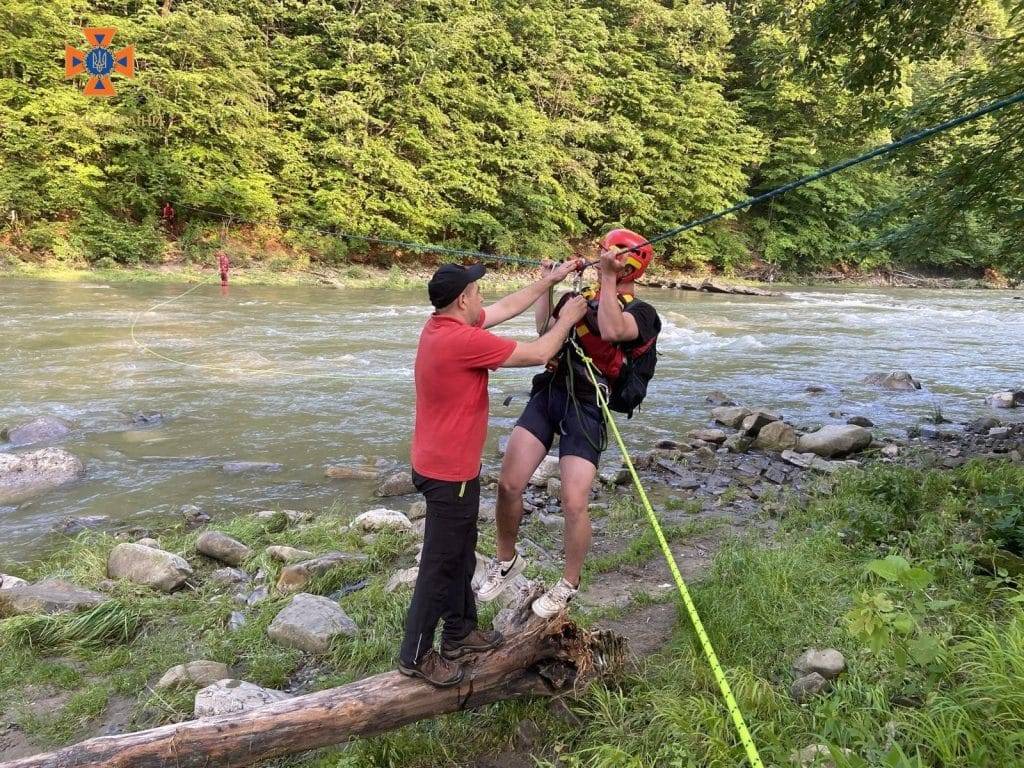 У Яремче рятувальники допомогли 17-річному хлопцю перейти річку Прут