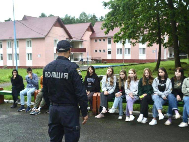 Дихай вільно, відпочивай безпечно: прикарпатські правоохоронці провели для підлітків пізнавальний урок