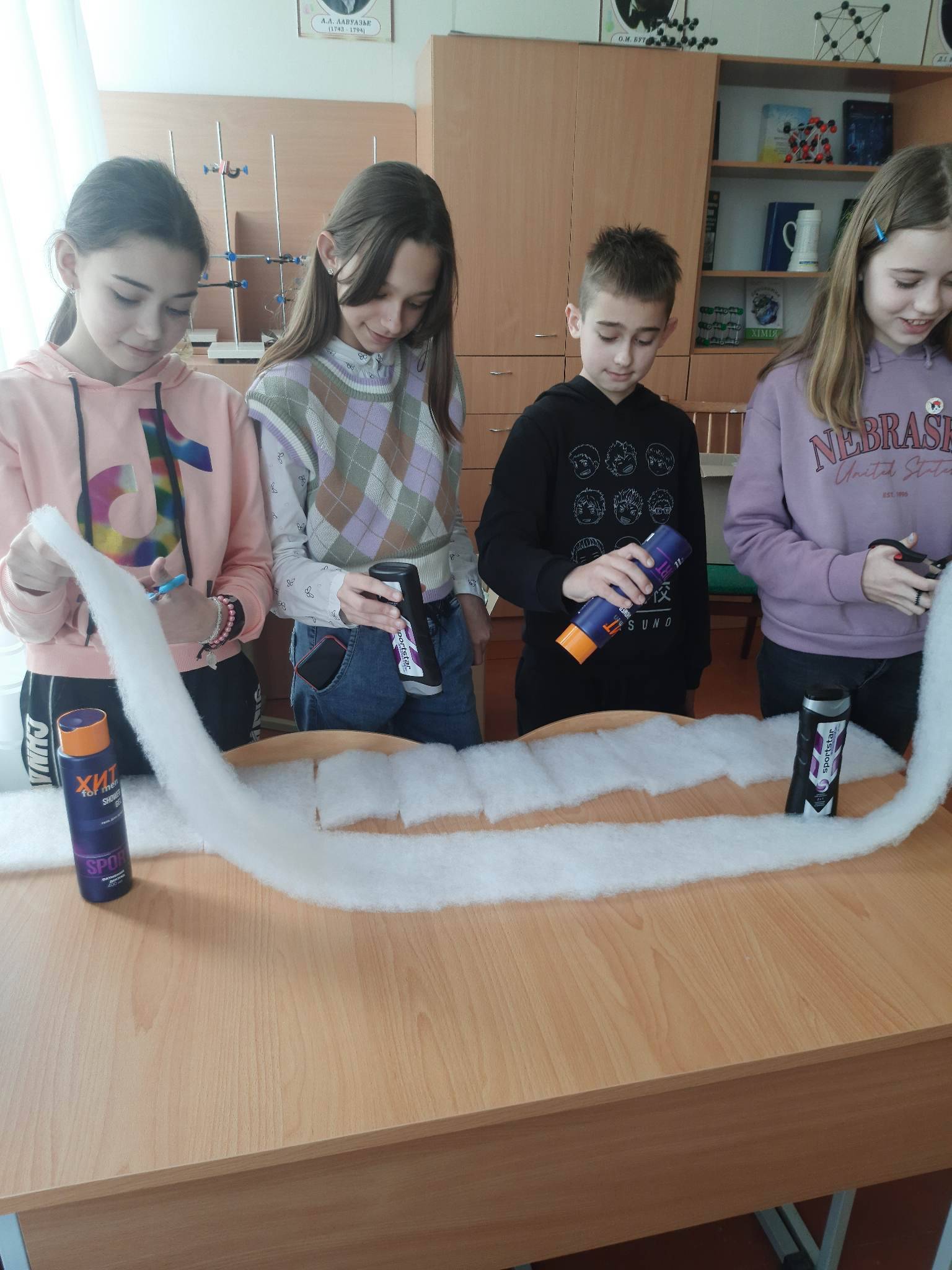 У Бурштинському ліцеї виготовляють одноразові душі для бійців,війна в україні,сухі душі для зсу