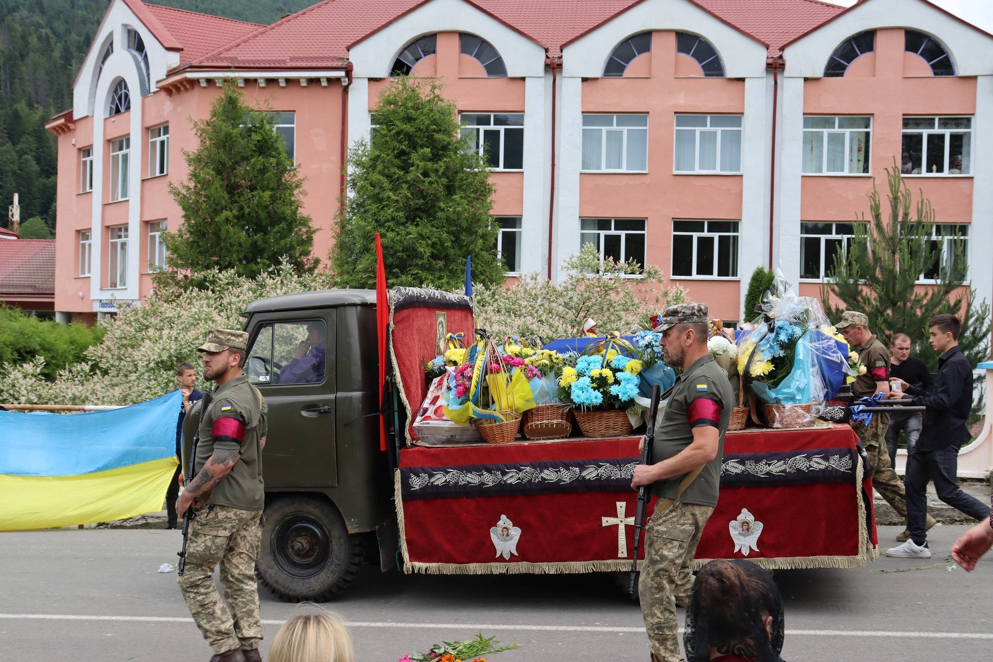 На Франківщині в останню путь провели військового Івана Микуляка,прикарпатець загинув на війні,війна в україні