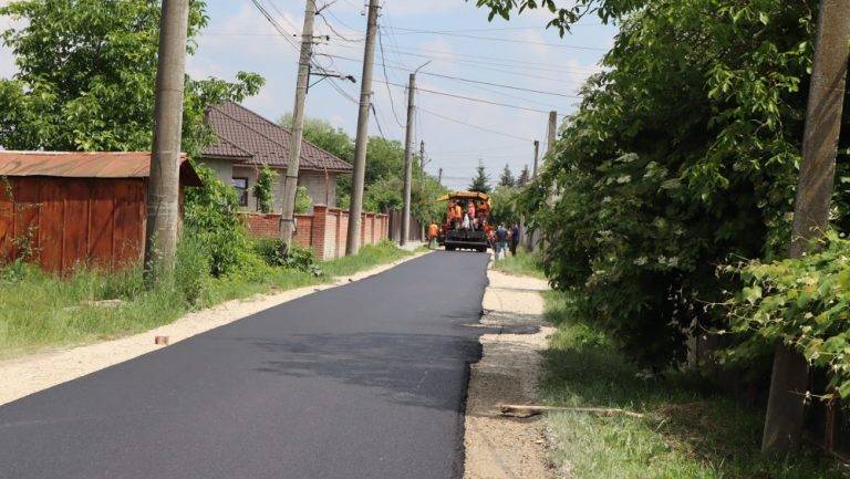 Коломийські комунальники спільно з мешканцями відремонтували вулицю